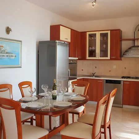 Lucija Apartman *
